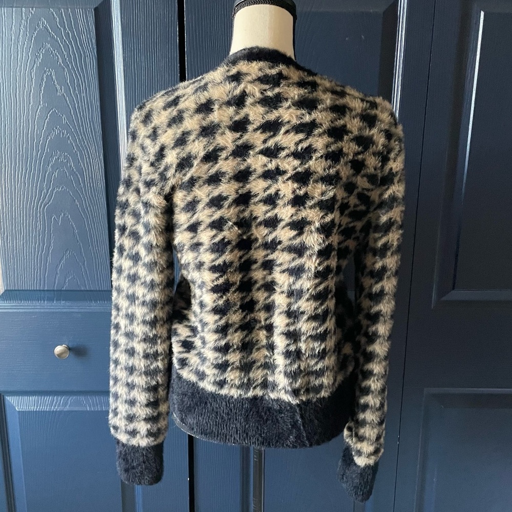 Fuzzy SOFT semi-cropped cardigan sweater - Picture 5 of 11